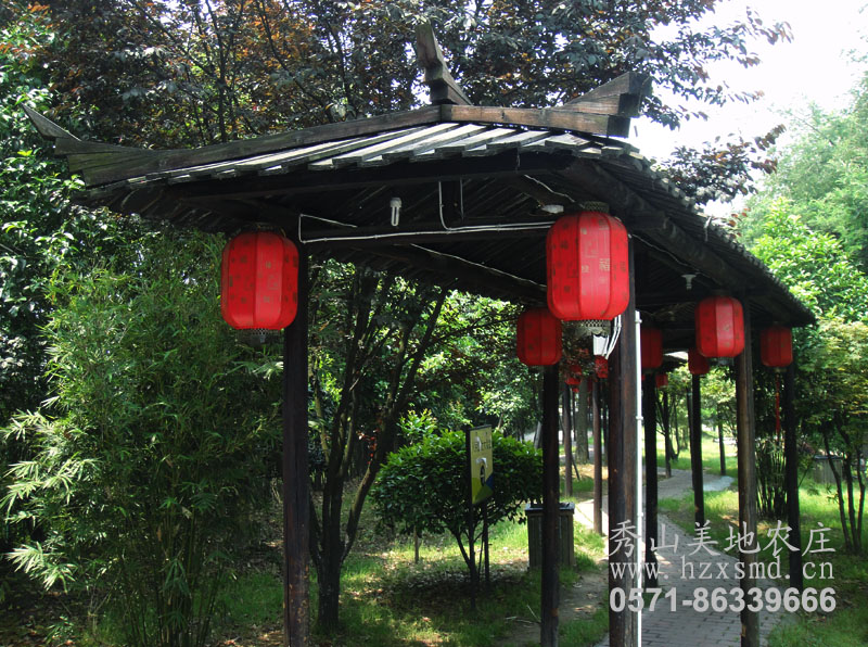 圖1:秀山美地農(nóng)莊九曲長(zhǎng)廊 圖1:秀山美地農(nóng)莊九曲長(zhǎng)廊