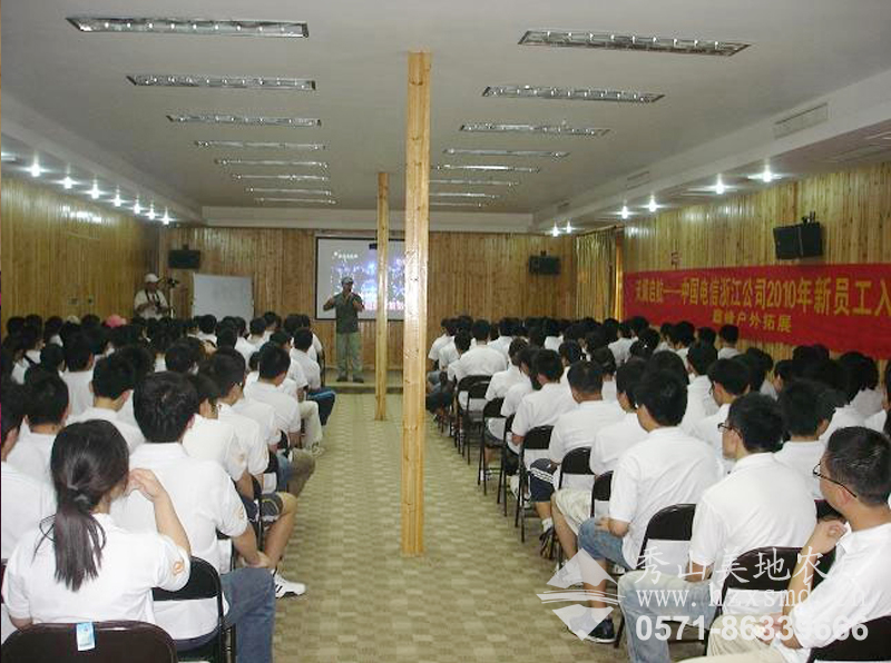 圖1:秀山美地休閑農(nóng)莊 二號(hào)會(huì)議室(影院式200人擺放) 圖1:秀山美地休閑農(nóng)莊 二號(hào)會(huì)議室(影院式200人擺放)