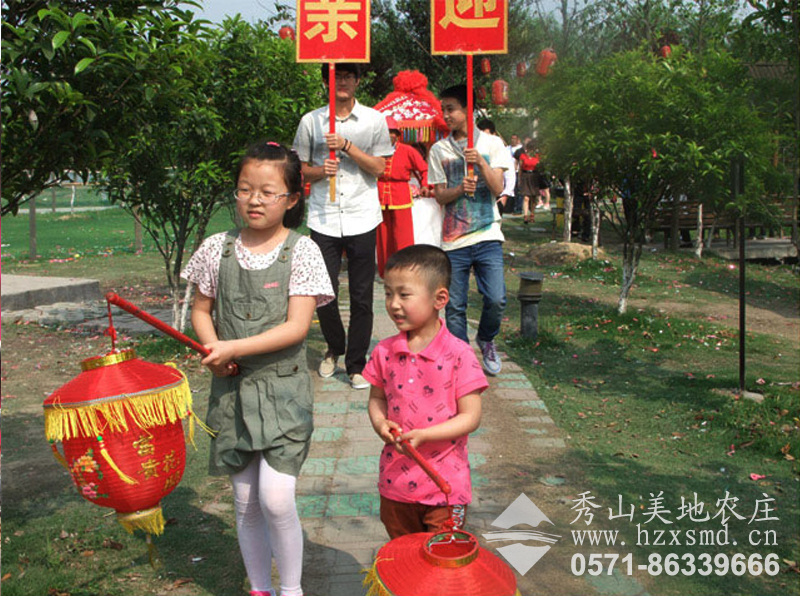 圖1:農(nóng)莊傳統(tǒng)婚禮 喜慶的迎親長隊 圖1:農(nóng)莊傳統(tǒng)婚禮 喜慶的迎親長隊