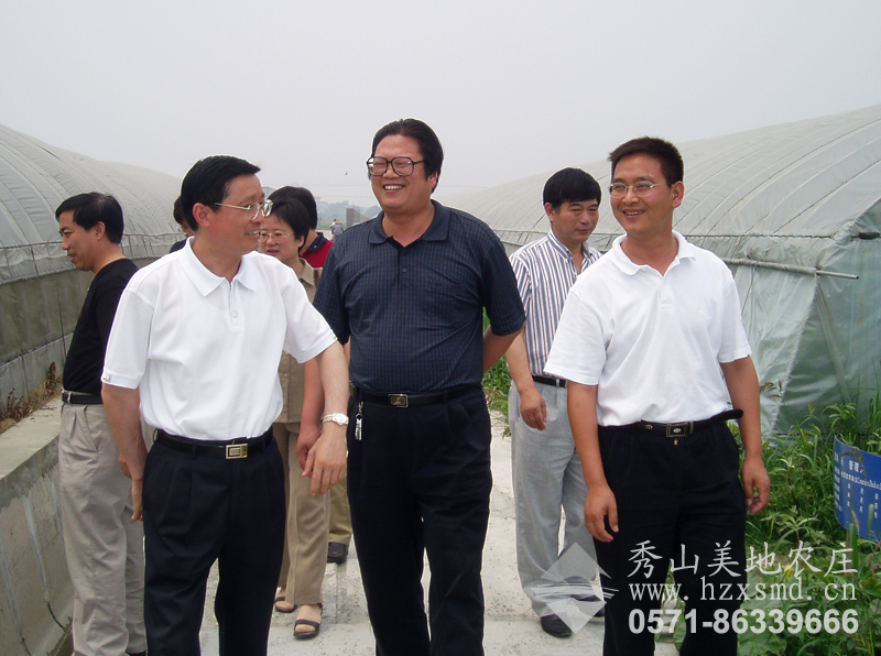 圖1:上海農(nóng)科院院長(zhǎng)吳愛忠來(lái)秀山美地視察 圖1:上海農(nóng)科院院長(zhǎng)吳愛忠來(lái)秀山美地視察