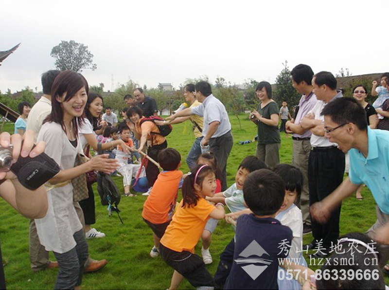 圖1:秀山美地休閑農(nóng)莊親子互動(dòng) 草坪拔河比賽 圖1:秀山美地休閑農(nóng)莊親子互動(dòng) 草坪拔河比賽