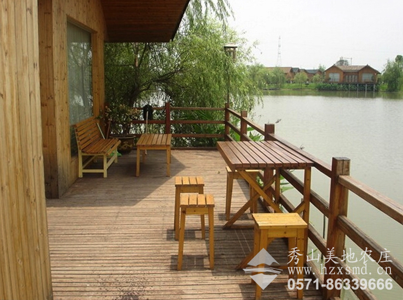 圖1:農(nóng)莊住宿 小木屋陽臺環(huán)境 圖1:農(nóng)莊住宿 小木屋陽臺環(huán)境